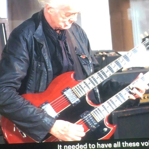 Jimmy Page、楽器展覧会で「天国への階段」を演奏