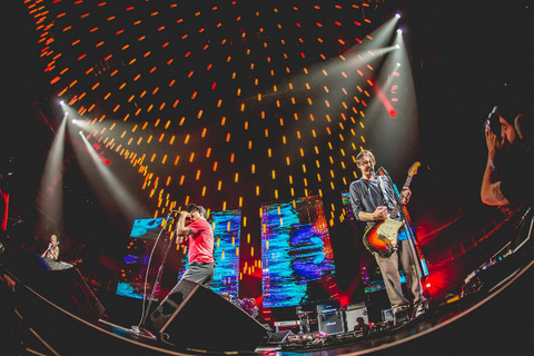 Red Hot Chilipeppers、「どこでライブしたらクールか教えて」 	