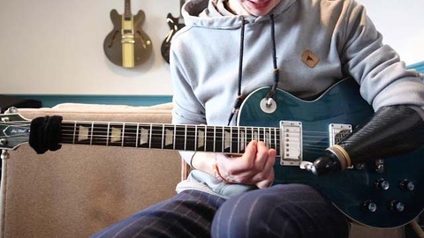 amass 1/7 pick up 「生まれつき左前腕がないギタリストによるギターソロ！」など