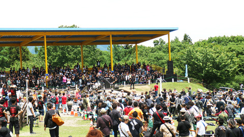 千人でThe Blue Heartsを演奏！ イベント『1000人ROCK』演奏曲は『終わらない歌』 	