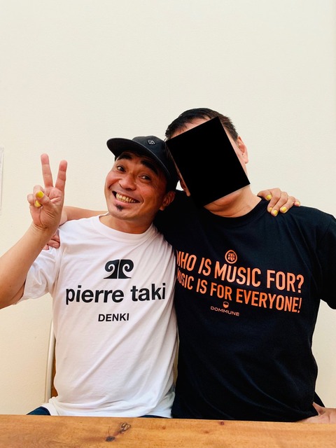 石野卓球、謎の黒塗り男性との2ショットに大反響「友達と」 	