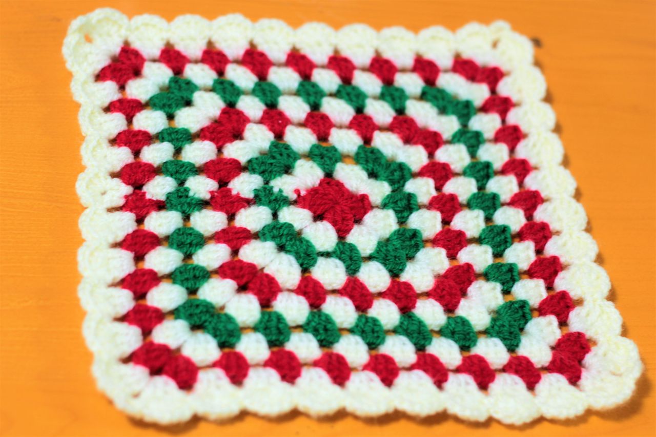 編みグラニースクエアマット（クリスマスカラー）作ったよ！ : CON BRIO