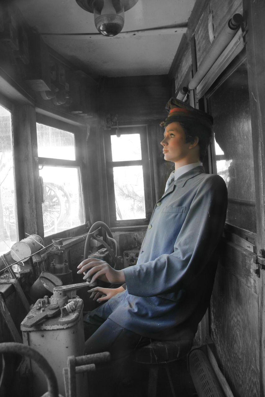 廃汽車でマネキン 廃墟写真