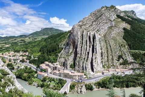 3240px-Sisteron_-_Rocher_de_la_Baume