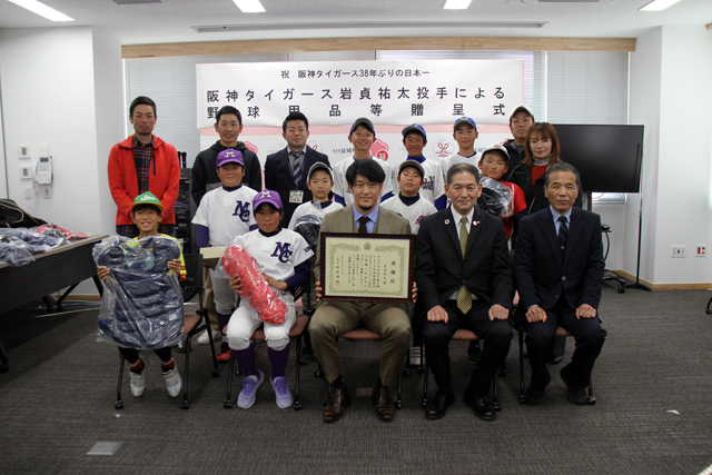 【画像】岩貞祐太、熊本県益城町の少年野球チームに野球用品を寄贈するｗｗｗ