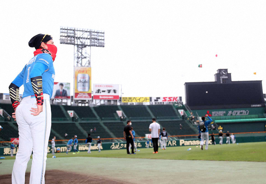 ビッグボス　ド派手ウエアで甲子園に帰ってきた!　ノー・パフォーマンス宣言「やらない、期待されすぎ」