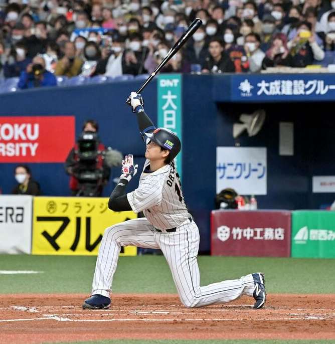 大谷さんバットを折りながらホームラン、ついでに山川の心も折ってしまう😭