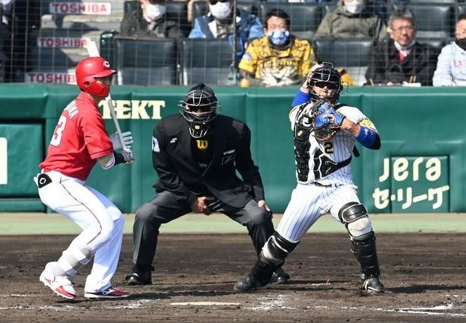 【阪神】梅野がけん制で西勇をアシスト　飛び出した三塁走者を刺す