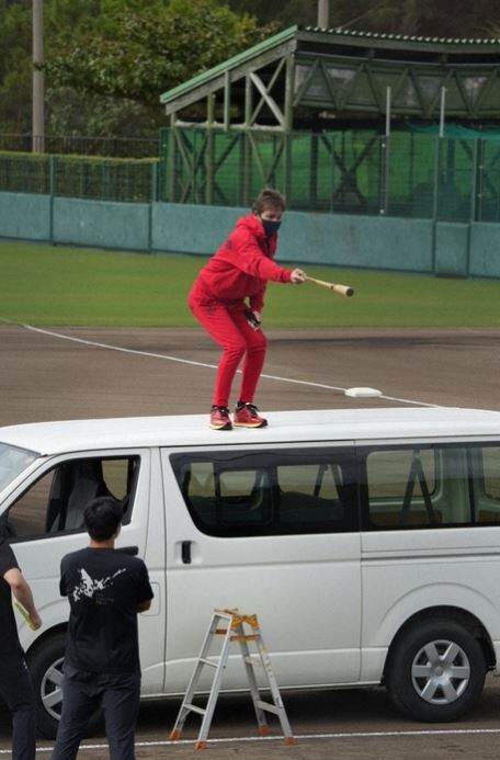 【画像】新庄監督、秋季キャンプに真っ赤なスウェットで車の上に乗って指導