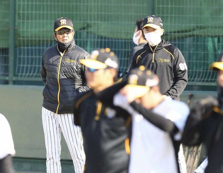 阪神・矢野監督　鳴尾浜球場で投手組の秋季練習視察　育成左腕・岩田将に熱視線