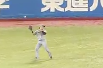 【悲報】レフト前川右京、痛恨のエラーで同点...下村海翔は勝ち投手の権利を得ることなく降板へ