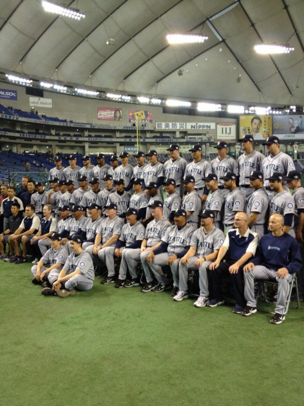 【画像】野球選手の集合写真にとんでもなく怖いものが写っとるんやが…