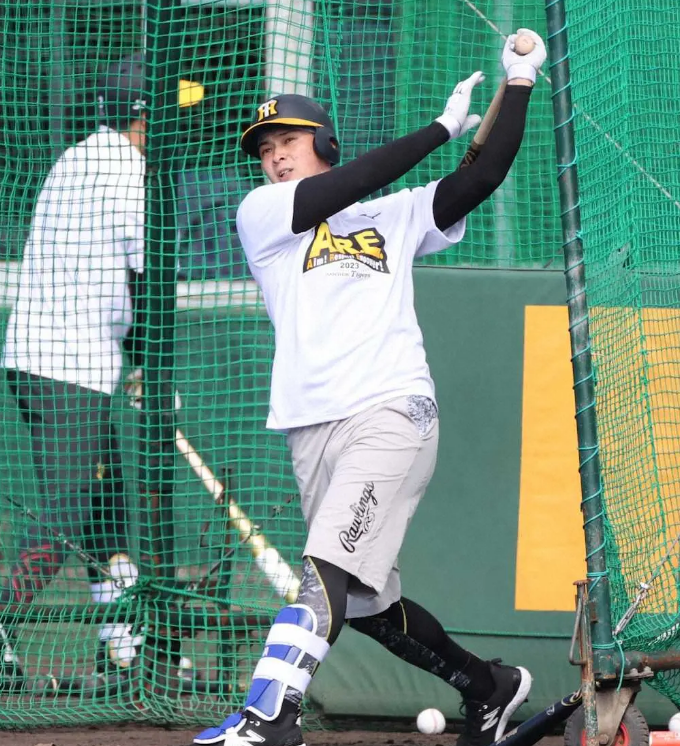 【阪神】井上広大が宜野座1号！　右翼の定位置獲得へ順調な調整ぶりを披露