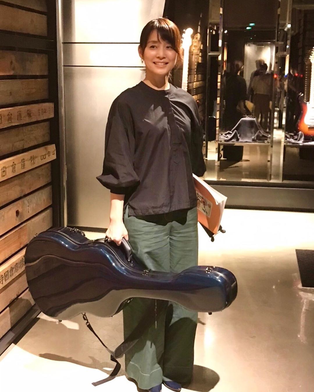 朗報 石田ゆり子 ギター背負う姿に パンツのシルエット 素敵すぎ かっこいい 阪神タイガースちゃんねる 朗報 石田ゆり子 ギター背負う姿に パンツのシルエット 素敵すぎ かっこいい 阪神タイガースちゃんねる