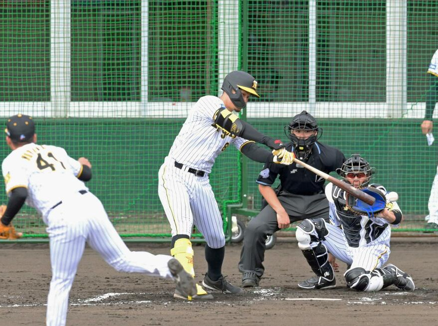 【阪神】佐藤輝が技ありの二塁打を披露　糸井氏驚く「そんなんできるんや、テル！」