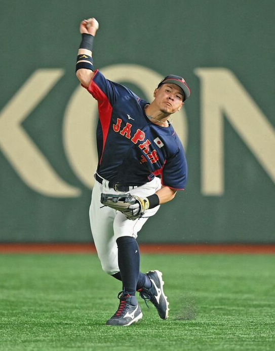 【侍ジャパン】佐藤輝明、守備で魅せた！ 右翼からレーザービーム送球、二走の巨人・大城は滑り込みもできず