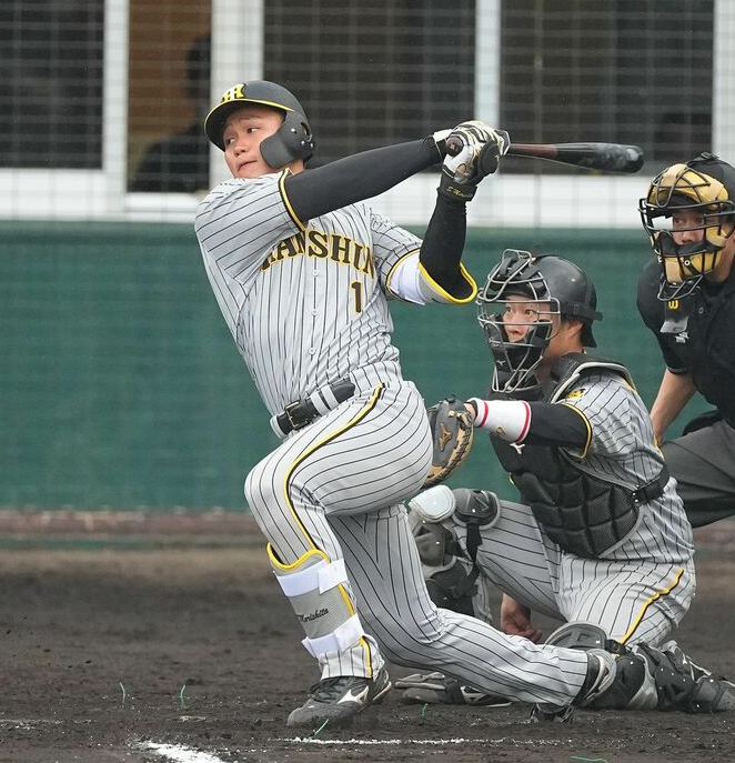 【朗報】阪神Ｄ１位・森下翔太、初ヒット＆試合中〝移籍〟で大喝采　紅白戦の主役だ