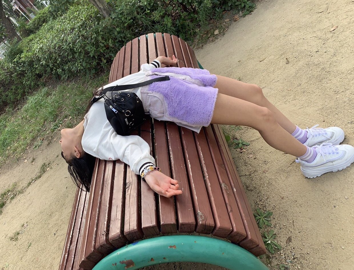 画像 公園にこんなjkが寝てたらどうする なんjなんでもあり部