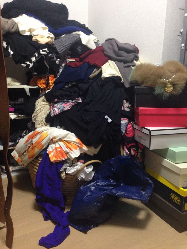 福山雅治が結婚しちゃったので傷心のなか 服山報告 服で埋もれたお部屋のお片付け 福山雅治が結婚しちゃったので傷心のなか 服山報告 服で埋もれたお部屋のお片付け