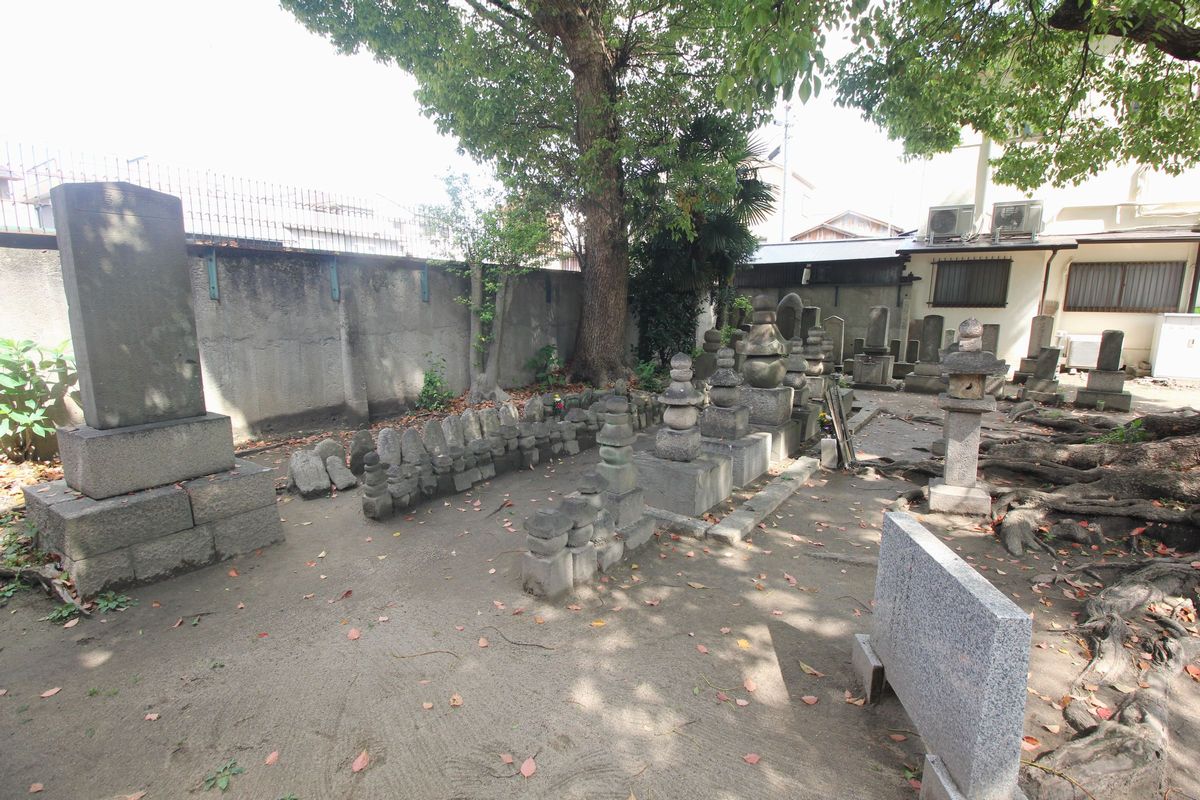 許麻神社の参道⑫藤堂家七十一士の墓(八尾市・本町) : エナガ 許麻神社の参道⑫藤堂家七十一士の墓(八尾市・本町) : エナガ