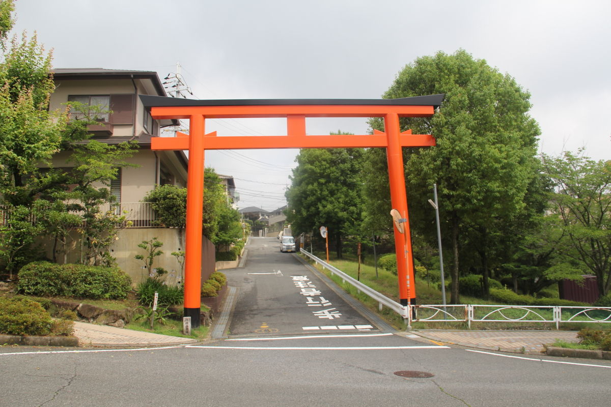 片岡神社の参道 明神水神社 北葛城郡 王寺町 畠田 エナガ先生の講義メモ 片岡神社の参道 明神水神社 北葛城郡 王寺町 畠田 エナガ先生の講義メモ