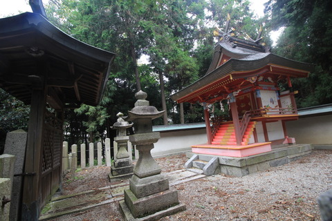 殖栗神社の本殿