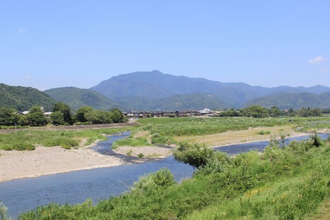 桂川と愛宕山