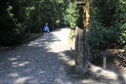 桓武天皇陵分岐点(左:桓武陵 右:乃木神社)