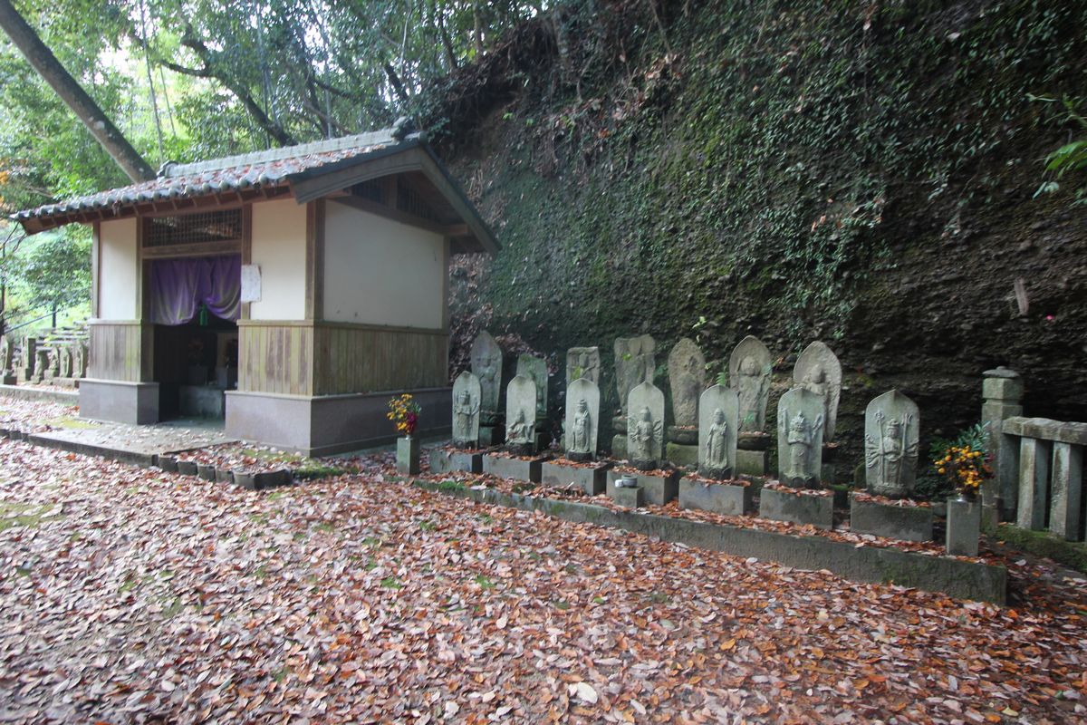 日岡神社の参道 志染の石室 三木市 志染町 窟屋 エナガ先生の講義メモ