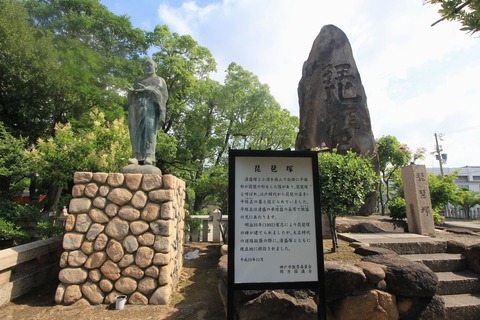 琵琶塚と清盛像