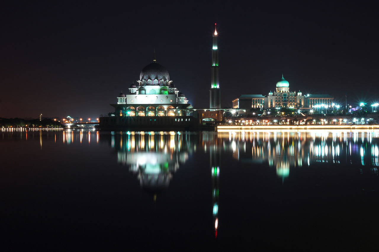 プトラジャヤでピンクモスクの夜景を独り占め 水面反射が綺麗だった 旅と夜景とゆるライフ プトラジャヤでピンクモスクの夜景を独り占め 水面反射が綺麗だった 旅と夜景とゆるライフ