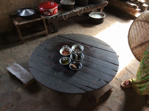 村人たちの昼食