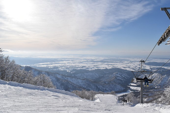 日本海にダイブするように滑られる「ニノックススノーパーク」は吉岡さんのお気に入り