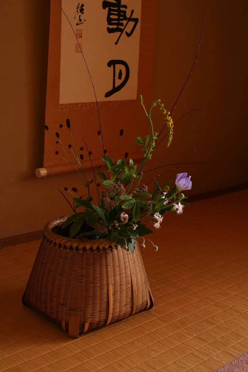 籠に生ける秋草(その1 : 妙花抄（三）