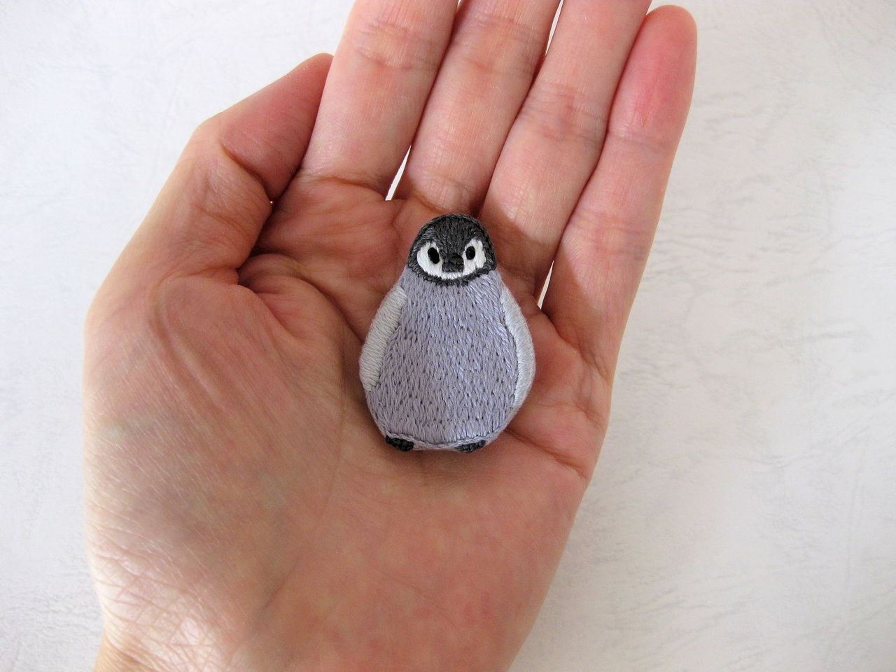 ぽやっとした皇帝ペンギンの赤ちゃんのブローチが完成しました 手仕事が好きな事務員の日々のくらし ぽやっとした皇帝ペンギンの赤ちゃんのブローチが完成しました 手仕事が好きな事務員の日々のくらし