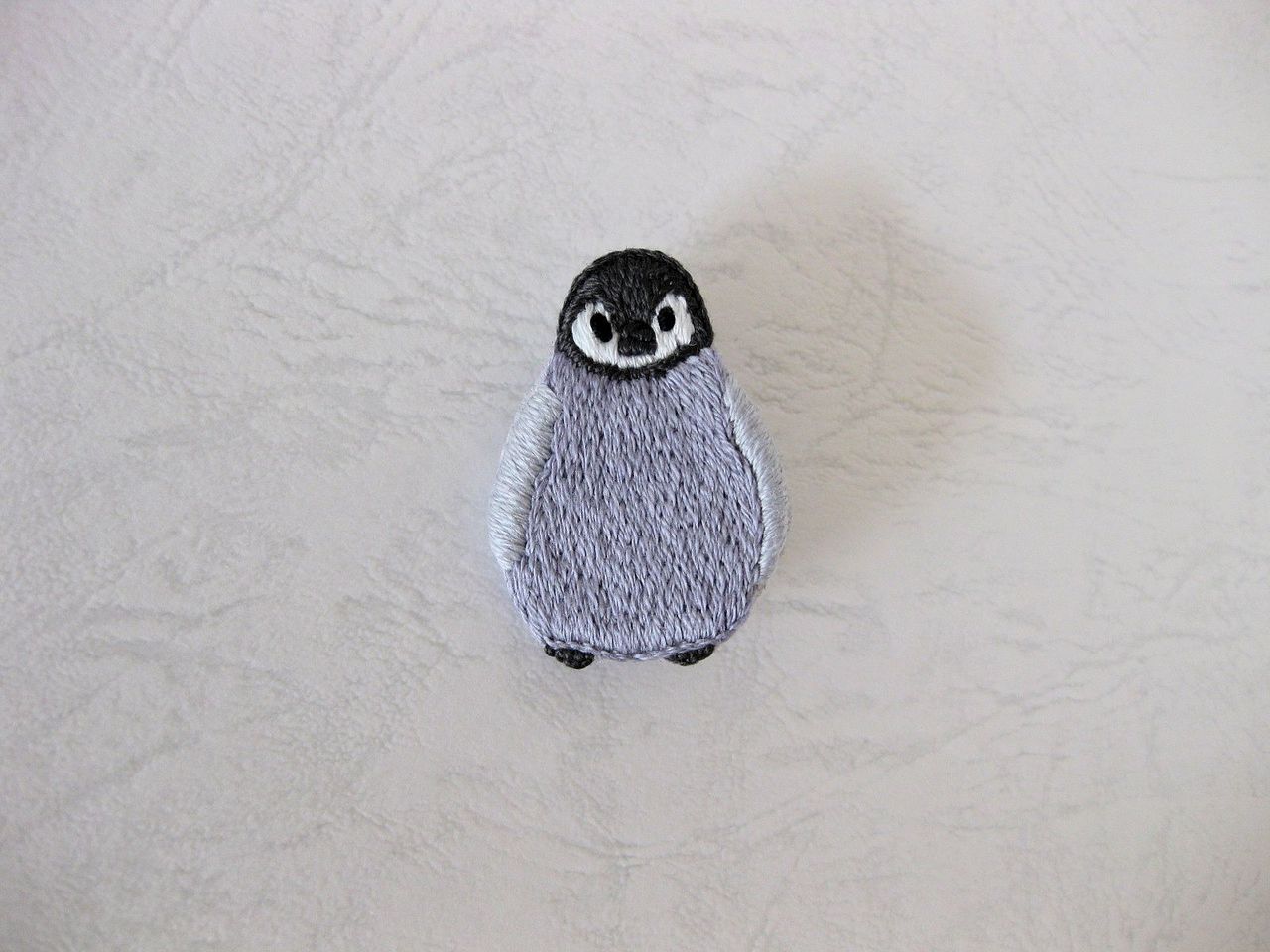 ぽやっとした皇帝ペンギンの赤ちゃんのブローチが完成しました 手仕事が好きな事務員の日々のくらし