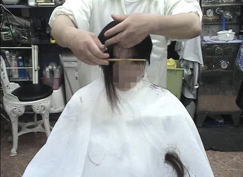 断髪フェチ 高嶺の花の23歳の美人が散髪屋でオッサン臭い髪型になる動画 女性の髪をバッサリ切る剃髪 断髪フェチ厳選 動画画像
