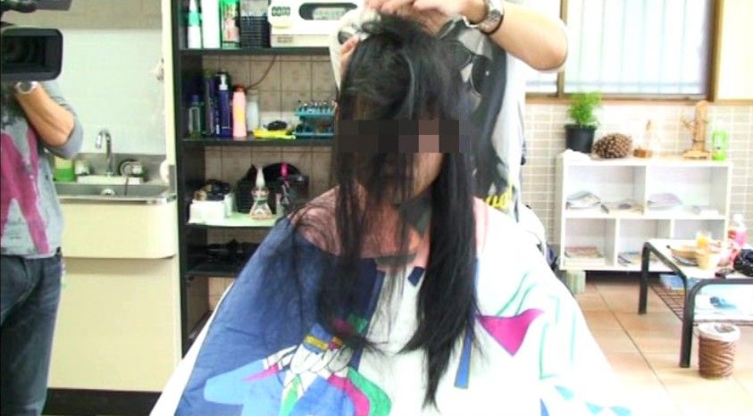22歳の黒髪バージンヘアの美人女子大生が黄色い猿のような坊主頭に断髪 女性の髪をバッサリ切る剃髪 断髪フェチ厳選 動画画像 22歳の黒髪バージンヘアの美人女子大生が黄色い猿のような坊主頭に断髪 女性の髪をバッサリ切る剃髪 断髪フェチ厳選 動画画像