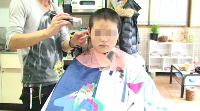 22歳の黒髪バージンヘアの美人女子大生が黄色い猿のような坊主頭に断髪 女性の髪をバッサリ切る剃髪 断髪フェチ厳選 動画画像 22歳の黒髪バージンヘアの美人女子大生が黄色い猿のような坊主頭に断髪 女性の髪をバッサリ切る剃髪 断髪フェチ厳選 動画画像