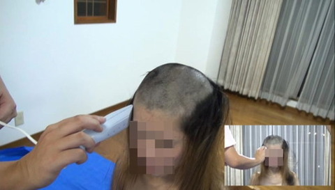 借金のために剃髪した女性 (2)