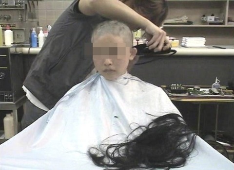 可愛い美人人妻がスキンヘッドに剃髪 (5)