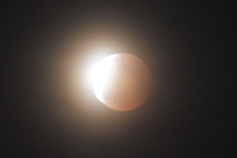 20210526_赤茶けた月