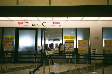 OLYMPUS XA4 献身する娘を見送る