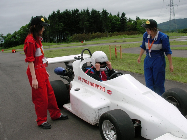 女だらけのオープンキャンパス 1日目 自動車整備科blog