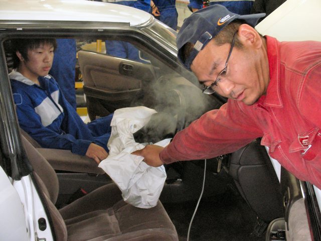 エアバック展開実習 えっ 自動車整備科blog