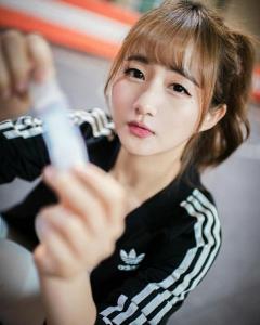 “地味顔マシュマロ美女”のハン・ジナ、「汗ばむ胸元」が挑発的すぎる最新SHOT