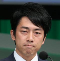 小泉大臣「ゴミでスニーカー」発言に「また変な事を」と批判