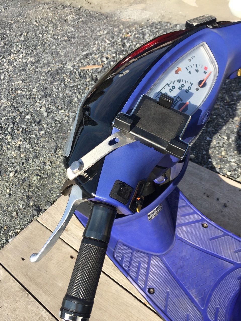 ライブディオ 自作スマートフォンホルダー作り方 自作ナンバーステー 泥除け取り付け カプチーノの香り Bk