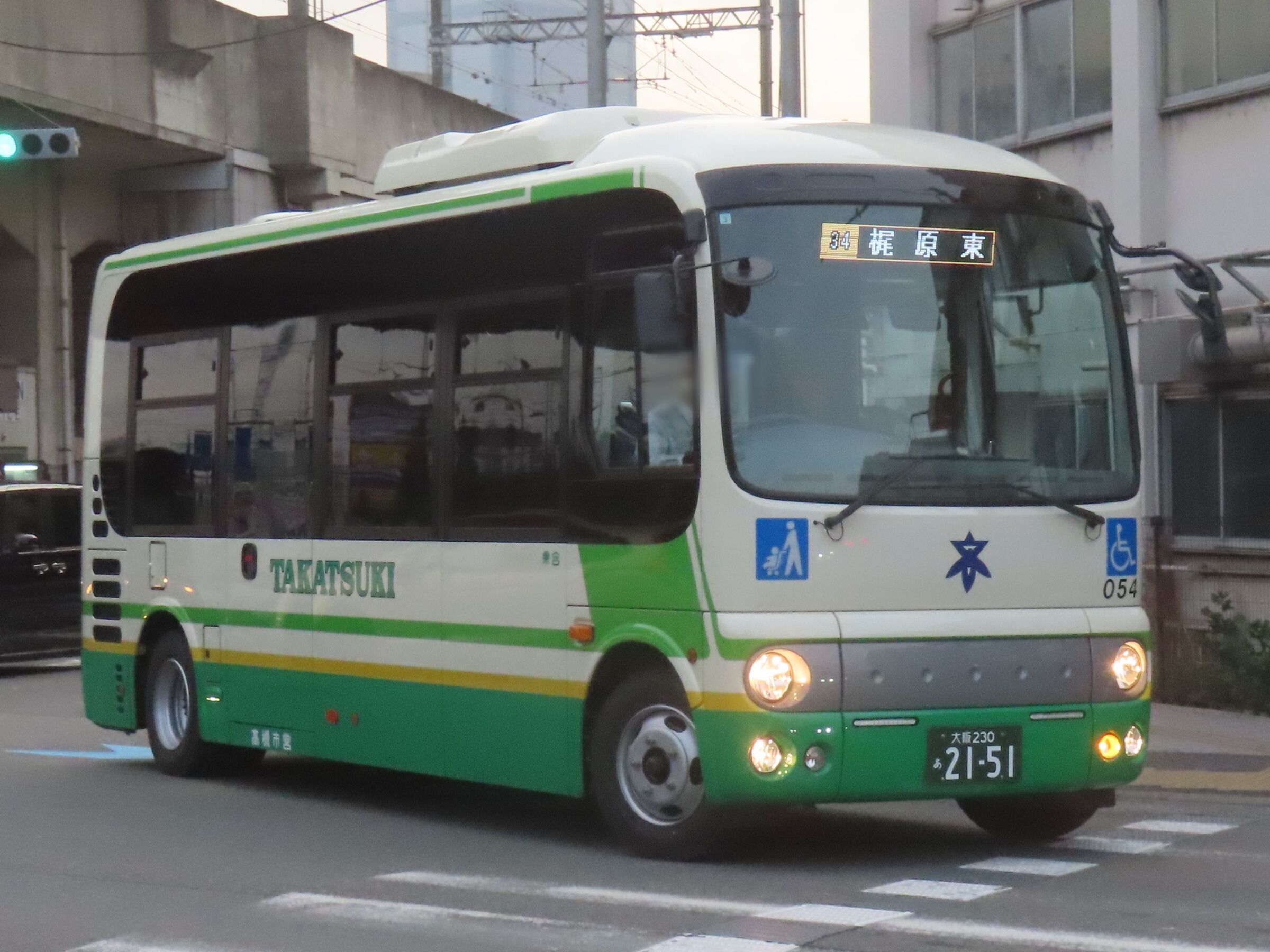 高槻市バスに13年振りに増備された｢日野ポンチョ｣の新車。 : えぬやま