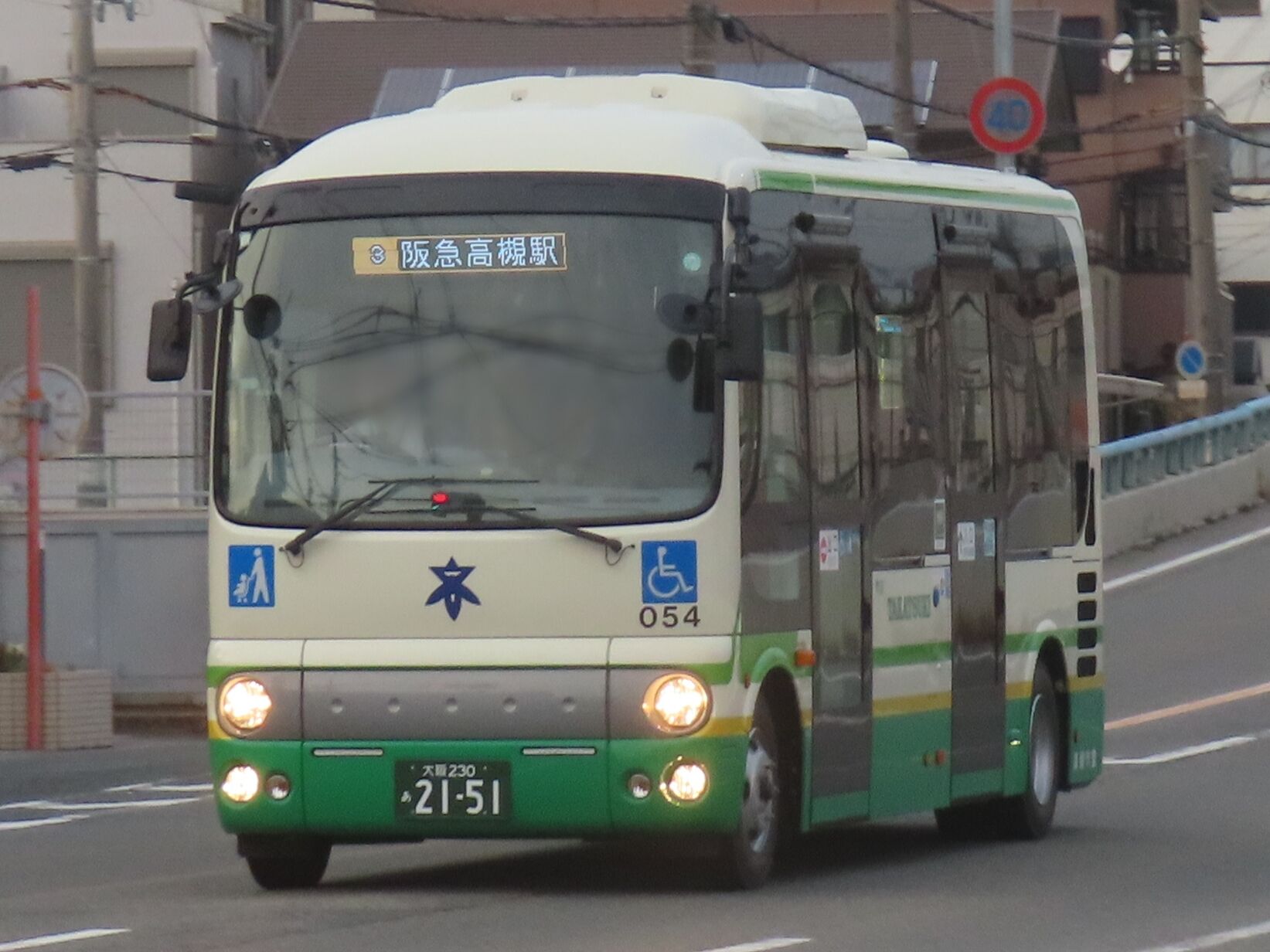 高槻市バスに13年振りに増備された｢日野ポンチョ｣の新車。 : え